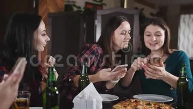 女孩的披萨照片在你的智能手机上。 餐厅里欢快女孩的<strong>陪</strong>伴.. 女<strong>孩子</strong>喜欢喝酒